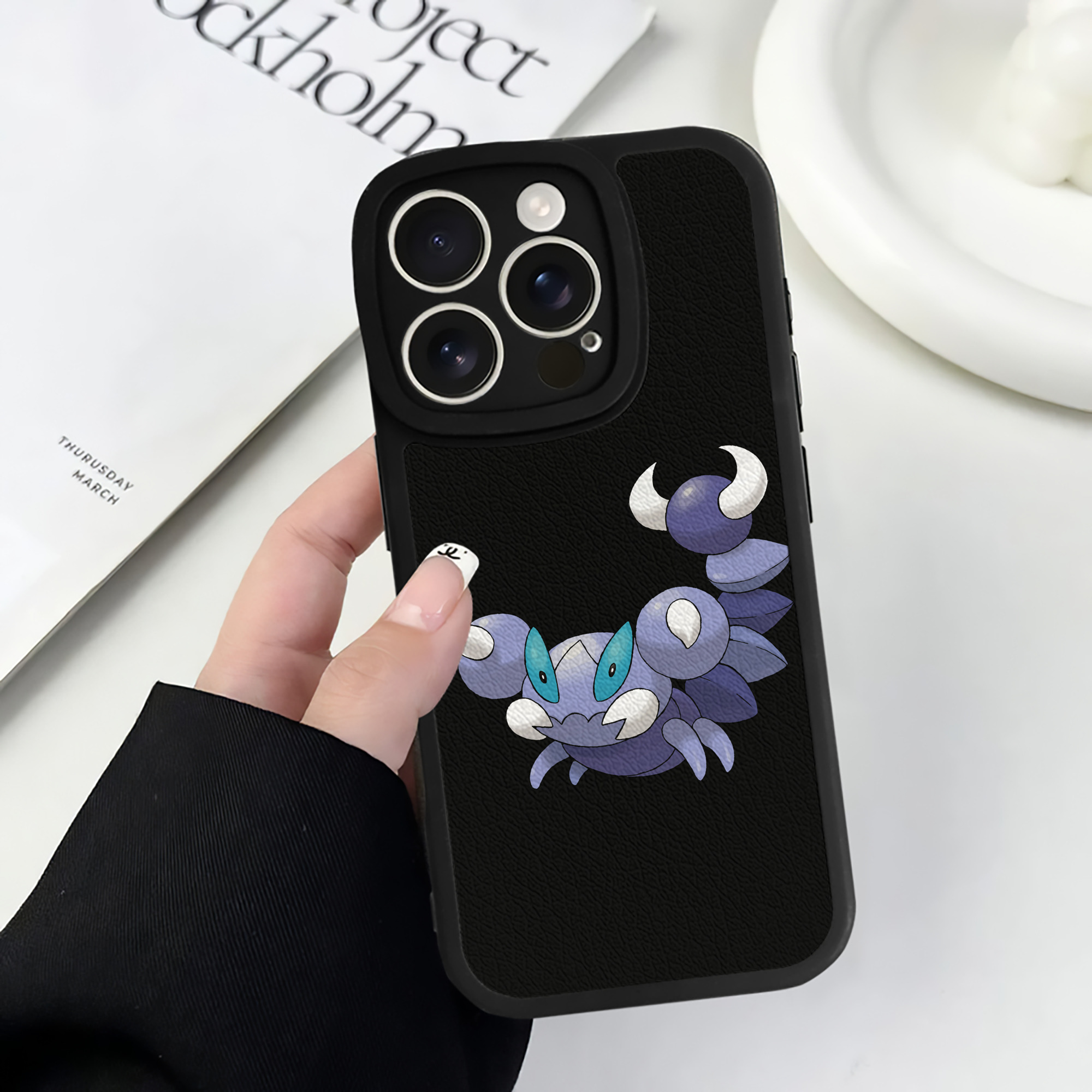 （画像用） ポケットモンスター Pokémon 【iPhone 16シリーズ対応】シリコンスマホケース（レザー調） 材質：シリコン